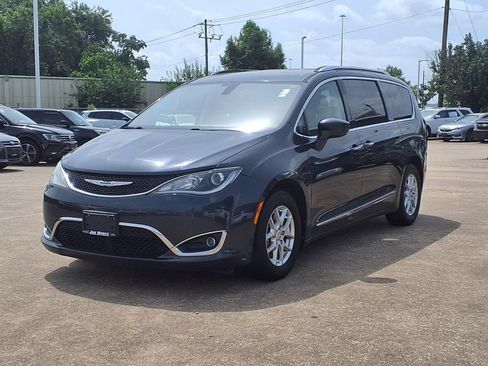 Used 2020 Chrysler Pacifica Touring-L FWD image 3