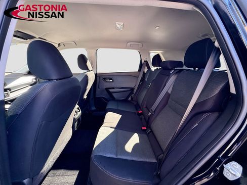 Used 2023 Nissan Rogue SV image 30