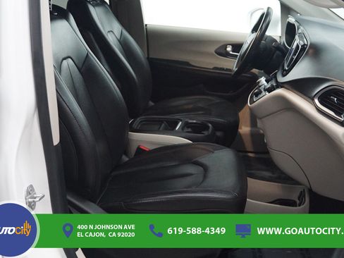 Used 2020 Chrysler Pacifica Touring-L FWD image 5
