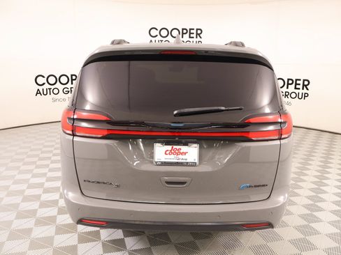 Used 2021 Chrysler Pacifica Limited w/ Uconnect Theater Family Group FWD image 24