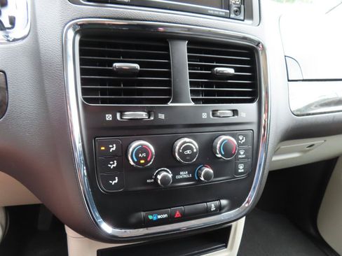 Used 2018 Dodge Grand Caravan SE FWD image 28