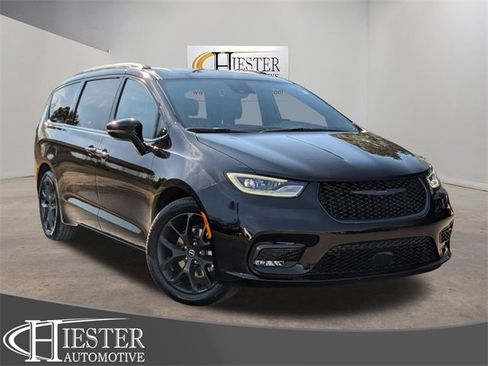 New 2026 Chrysler Pacifica Select image 1