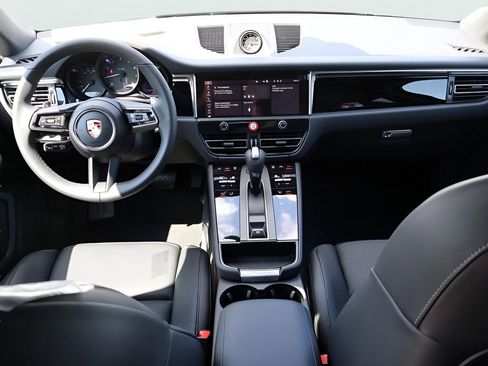 Certified 2025 Porsche Macan AWD/4WD image 19
