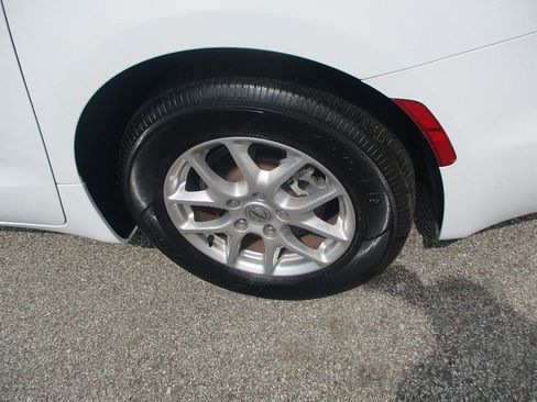 Used 2023 Chrysler Pacifica Touring-L FWD image 23