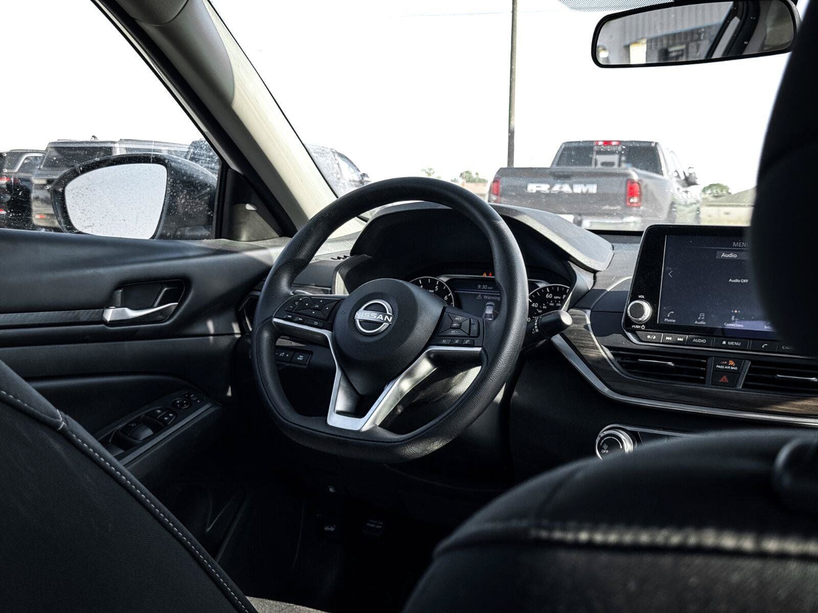 Used 2025 Nissan Altima 2.5 SV FWD image 21