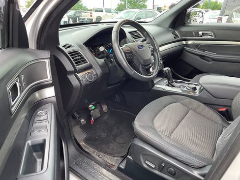 Used 2019 Ford Explorer XLT AWD/4WD image 5