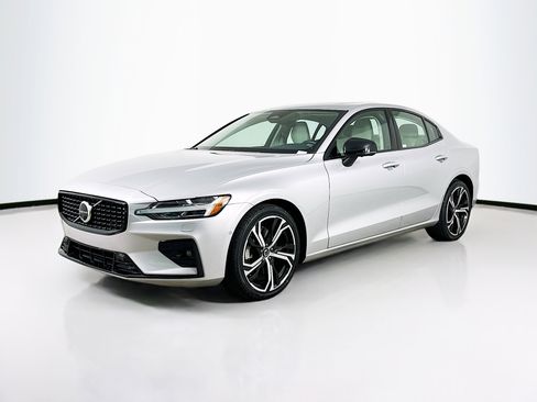 Used 2024 Volvo S60 B5 Plus image 3