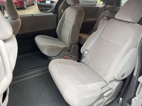 Used 2015 Toyota Sienna LE image 25