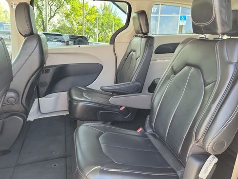 Used 2024 Chrysler Pacifica Touring-L FWD image 13