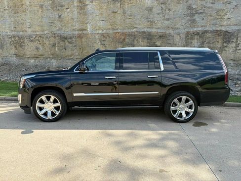 Used 2019 Cadillac Escalade ESV Premium Luxury AWD/4WD image 3