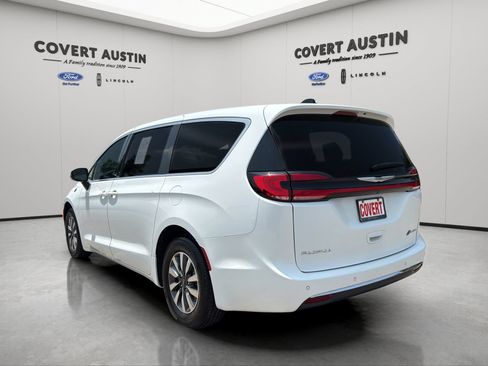 Used 2023 Chrysler Pacifica Touring-L FWD image 4