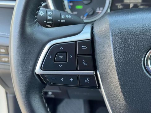 Used 2024 Toyota Highlander XLE AWD/4WD image 11