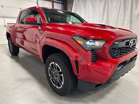 Used 2025 Toyota Tacoma TRD Sport image 1