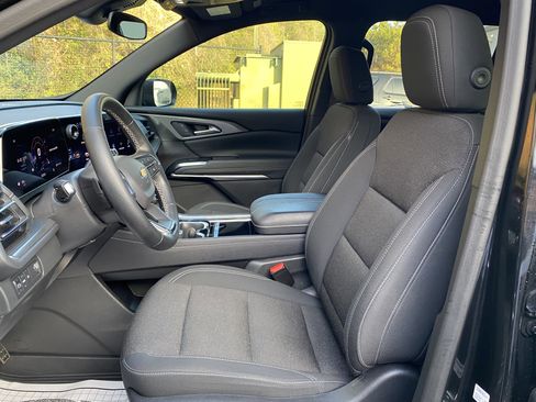 Used 2024 Chevrolet Traverse LT w/ Trailering Package image 16