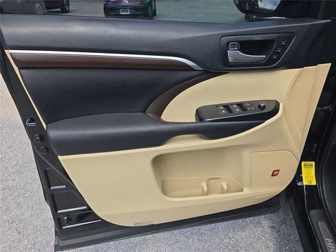 Used 2016 Toyota Highlander Limited FWD image 18