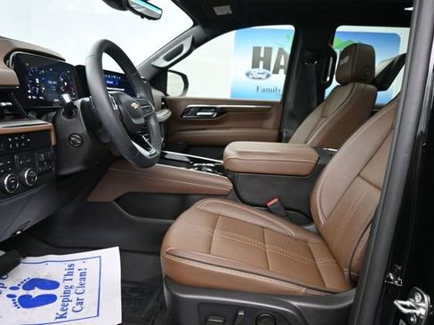 Used 2025 Chevrolet Tahoe High Country AWD/4WD image 14