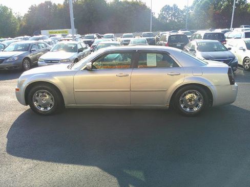 Used 2005 Chrysler 300 Touring image 3
