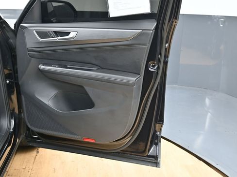 Used 2024 Volkswagen Atlas Cross Sport SE w/ Panoramic Sunroof Package FWD image 38