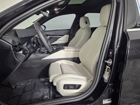 Used 2025 BMW 530i w/ Premium Package RWD image 10