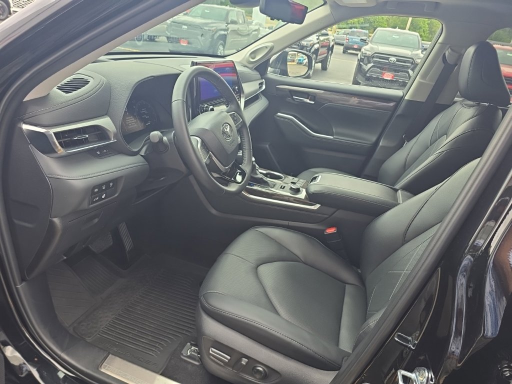 Used 2026 Toyota Highlander Platinum AWD/4WD image 14