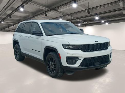 Used 2024 Jeep Grand Cherokee Altitude AWD/4WD image 2