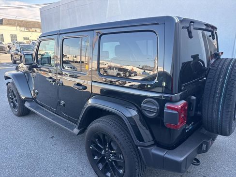 Used 2025 Jeep Wrangler Unlimited Sahara image 6