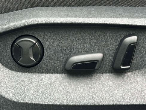 Certified 2022 Volkswagen Taos SE w/ Panoramic Sunroof Package image 16