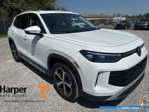 Used 2025 Volkswagen Tiguan SE w/ Panoramic Sunroof Package image 7