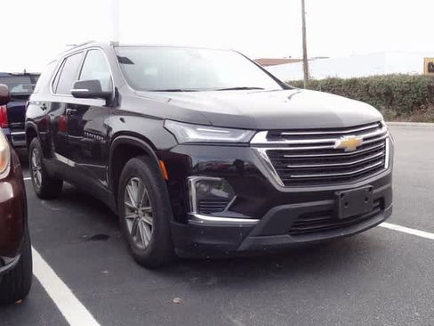 Used 2023 Chevrolet Traverse LT image 2