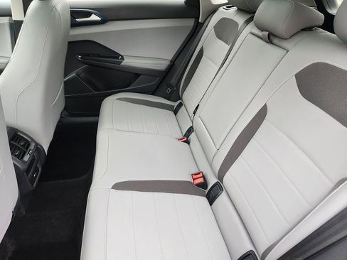 Certified 2024 Volkswagen Taos SE image 12