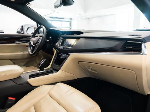 Used 2017 Cadillac XT5 Luxury w/ Driver Awareness Package image 9