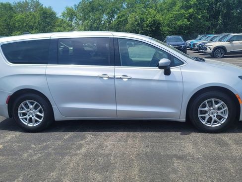 Used 2023 Chrysler Voyager LX FWD image 7