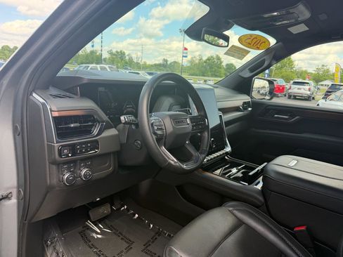 Used 2025 GMC Yukon XL Denali AWD/4WD image 14