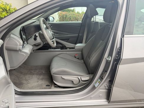 Used 2025 Hyundai Elantra SEL image 39