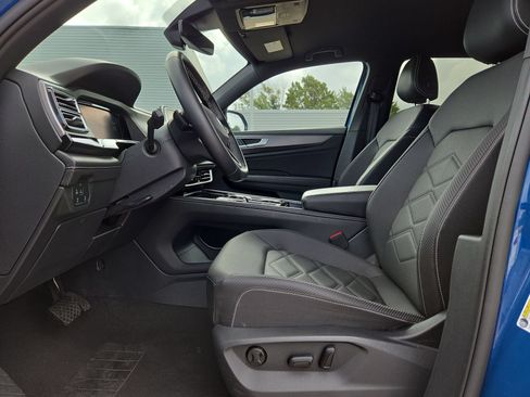 Used 2025 Volkswagen Atlas Cross Sport SE FWD image 16