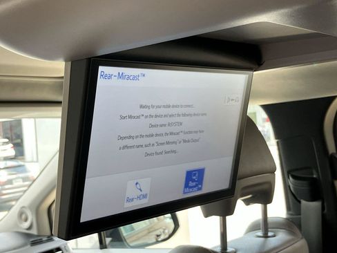 Used 2025 Toyota Sienna XLE w/ XLE Plus Package FWD image 23