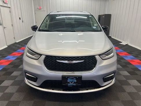Used 2024 Chrysler Pacifica Limited FWD image 7