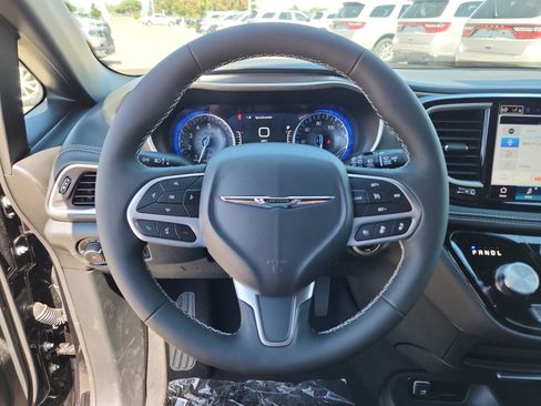 New 2025 Chrysler Pacifica Select w/ Fav Edition Package image 10