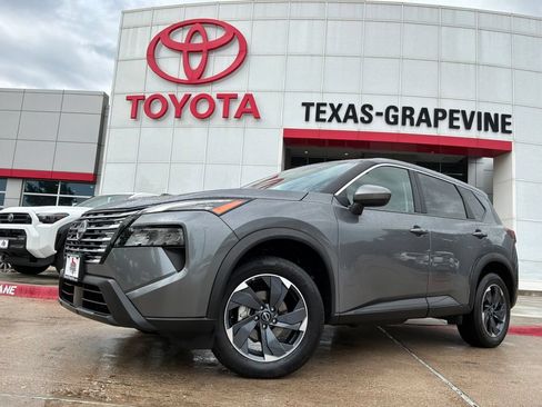 Used 2025 Nissan Rogue SV FWD image 2