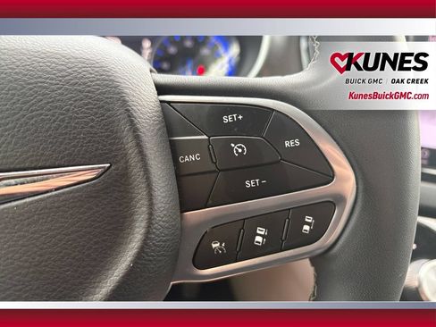 Used 2024 Chrysler Pacifica Touring-L FWD image 17