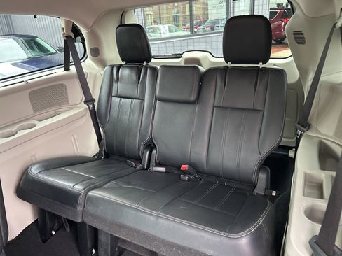 Used 2016 Chrysler Town & Country Touring-L image 17