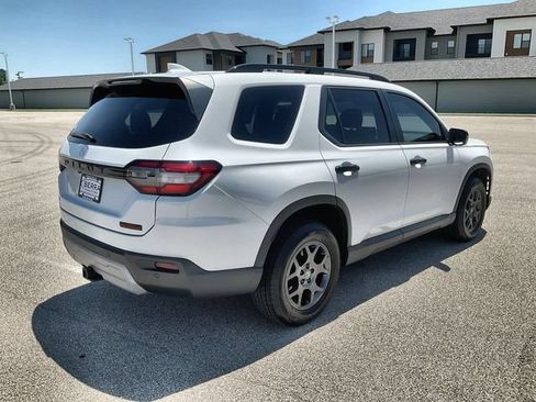 Used 2025 Honda Pilot TrailSport image 14