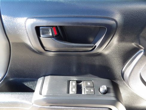 Used 2019 Toyota Tacoma SR image 15