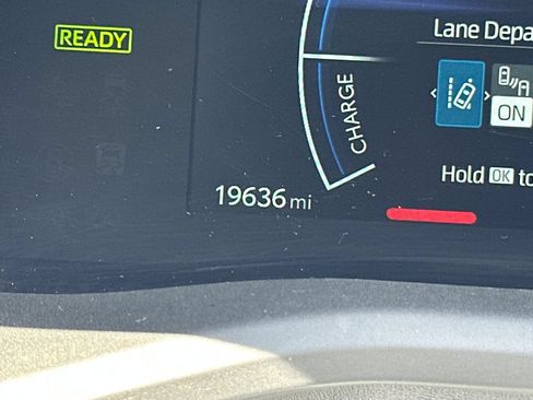 Used 2025 Toyota Camry SE FWD image 4