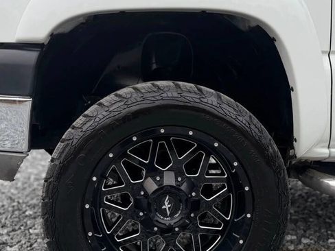 Used 2005 Chevrolet Silverado 2500 LT w/ Heavy-Duty Power Package image 13