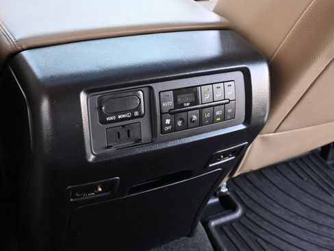 Used 2014 Toyota Sequoia Platinum image 38