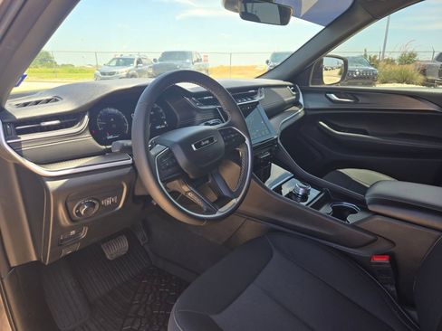 Used 2025 Jeep Grand Cherokee Laredo X RWD image 11