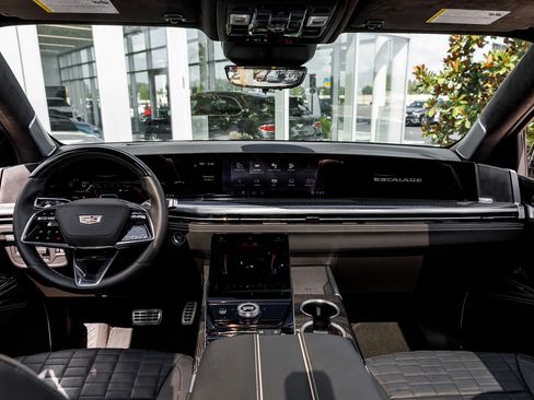 Used 2025 Cadillac Escalade ESV V image 30