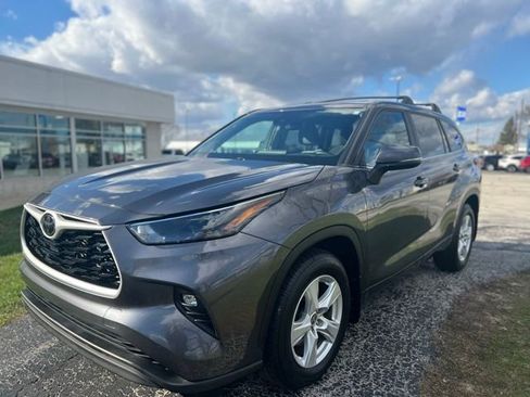 Used 2023 Toyota Highlander LE FWD image 4