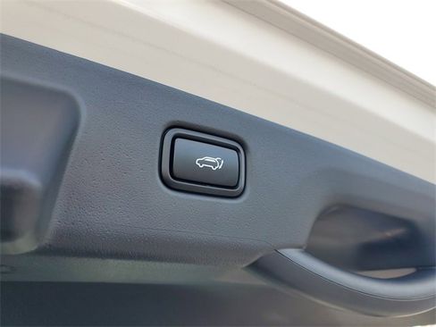 Used 2024 Kia Niro SX Touring image 7